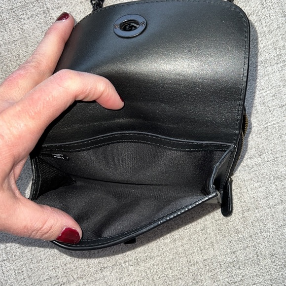 KIKO LEATHER TWO-TONE CROSSBODY | BLACK small wallet bag chain strap - Picture 9 of 16